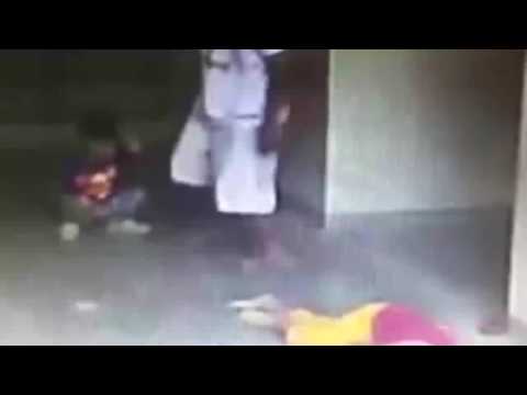 بالفيديو ..  رجل يهاجم طفلاً بوحشية بعدما ظن أنه ضرب ابنه