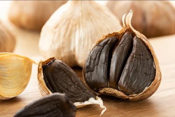 فوائد صحية مذهلة للثوم الأسود ..  منها تنظيم مستوى السكر في الدم