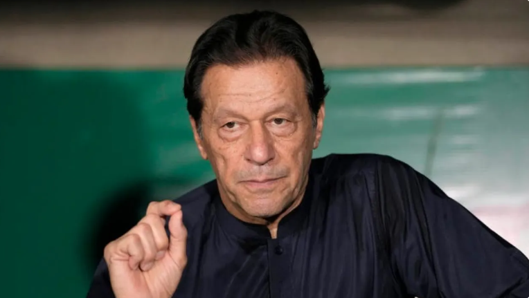 بعد فحوص طبية بالمستشفى ..  إعادة عمران خان للسجن