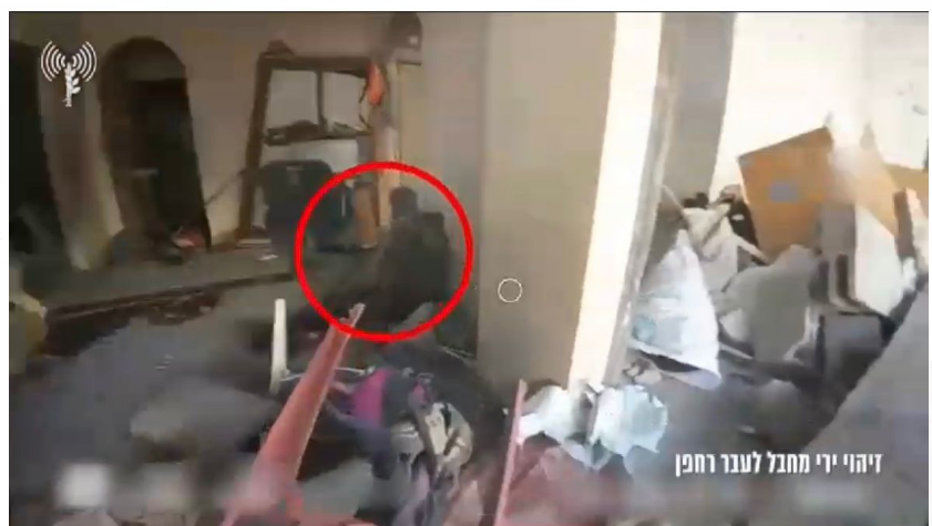 بالفيديو : مقاوم فلسطيني يستشهد وعلى وجهه ابتسامة نصر وعزة بعد اصابته بقذيفة 