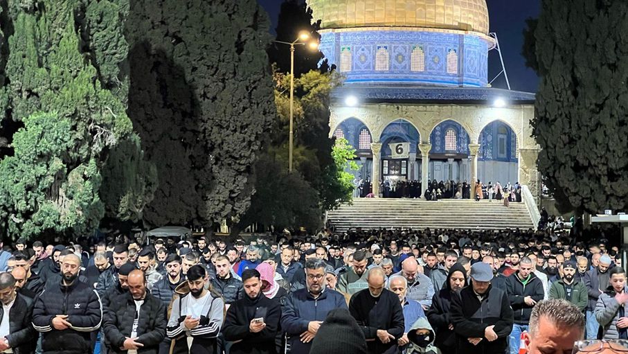 100 ألف مصل أدوا العشاء والتراويح في المسجد الأقصى