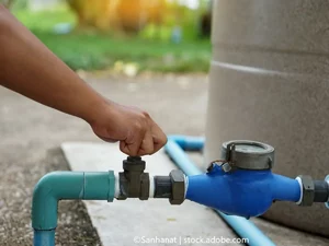 تسريب مياه من خط رئيسي يهدد عمارة سكنية في الخالدية  ..  فيديو 