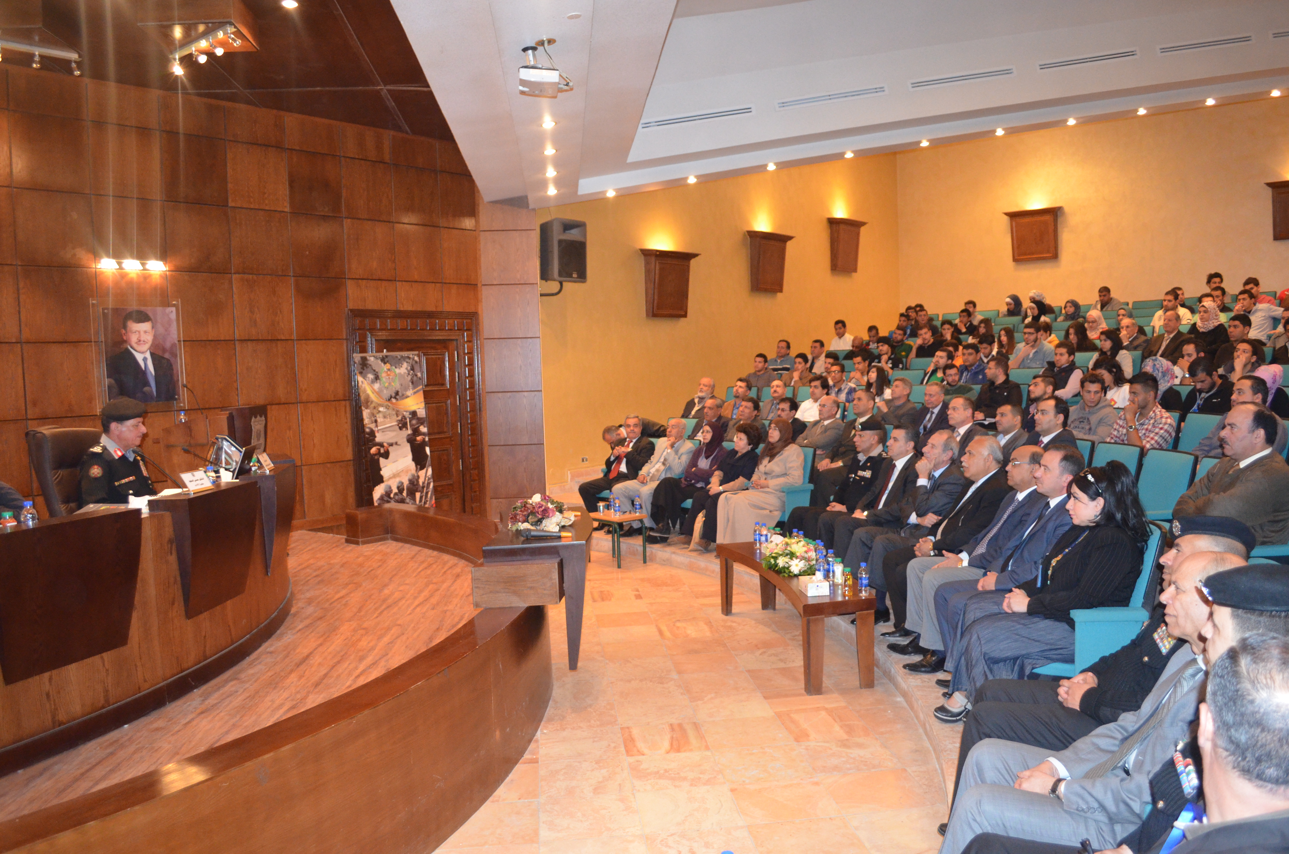 جامعة عمان الأهلية تستضيف المدير العام لقوات الدرك