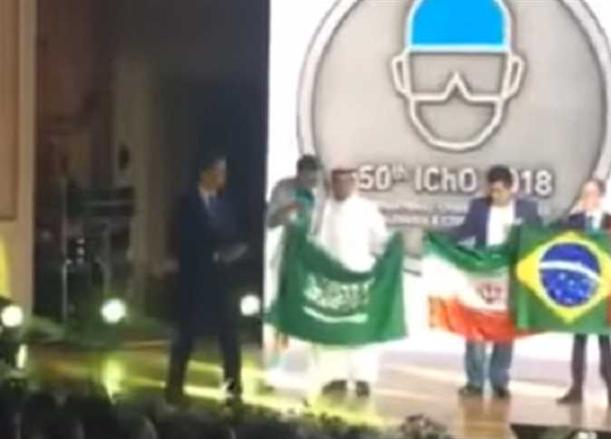 بالفيديو  ..  طالب سعودي يبعد علم بلاده عن علم إسرائيل في أولمبياد الكيمياء