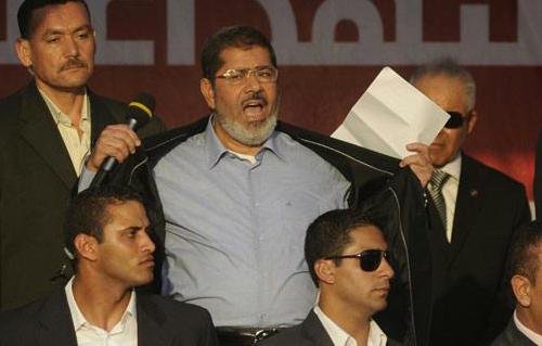 بالفيديو  ..  قائد الحرس الجمهوري السابق:مرسي ارتدى واقيًا امريكيا قبل توجهه للتحرير