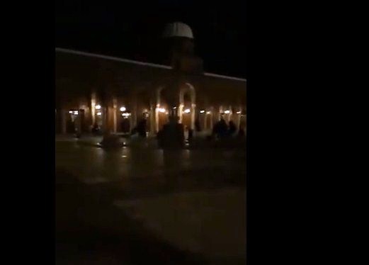 بالفيديو  ..  ملحدون يهاجمون مسجداً رفضاً لاستمرار المصلين بالصلاة حتى الفجر في ليلة الـ(27) من رمضان