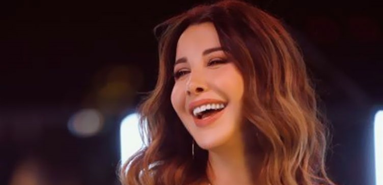 شاهدوا بالفيديو  ..  نانسي عجرم تتعرض لموقف "مُحرج" خلال بثّ مباشر 