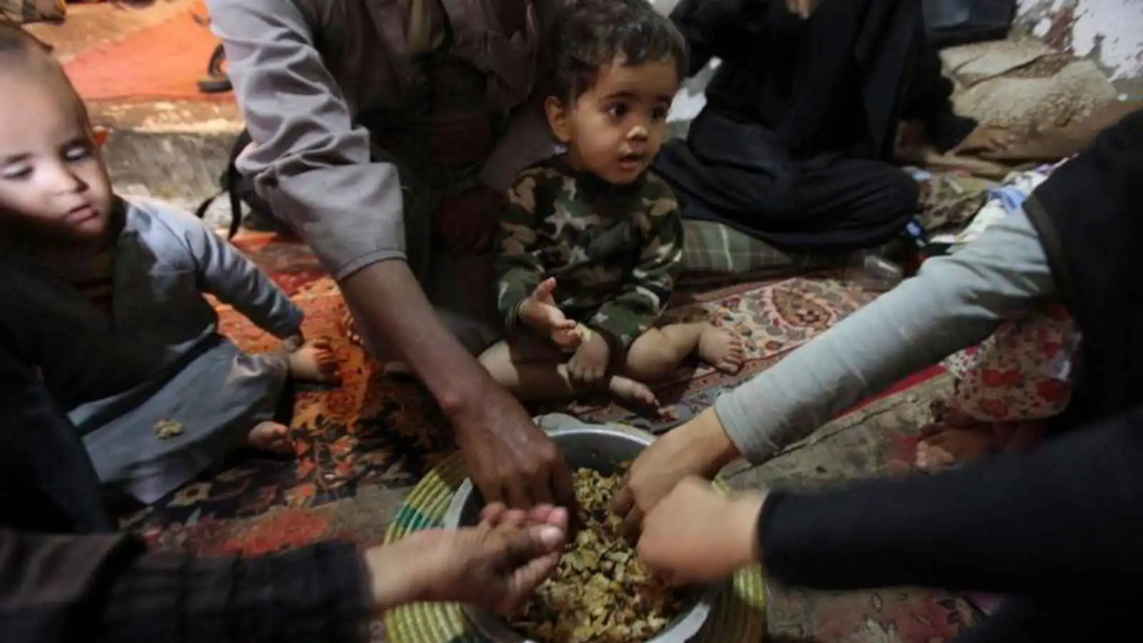 وفاة نازحة يمنية من الجوع بعد أسابيع من رحيل زوجها  ..  صورة 