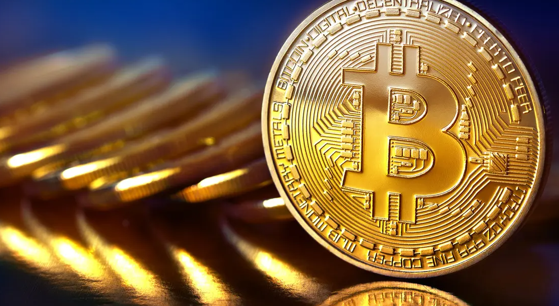 أسعار العملات الرقمية: البيتكوين يرتفع إلى 30 ألف دولار