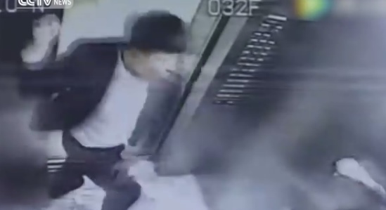 بالفيديو  ..  رجل يعتدي على امرأة وطفلتها بالضرب المبرح لطلبها منه عدم التدخين بالمصعد