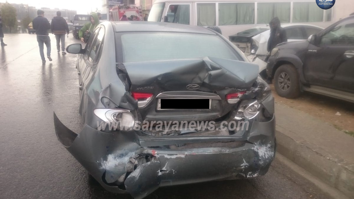 بالصور ..  إصابات باصطدام 5 مركبات أعلى جسر "الياسمين" في عمان 