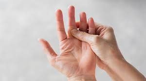 ‫التواء الإصبع ..  الأعراض والعلاج