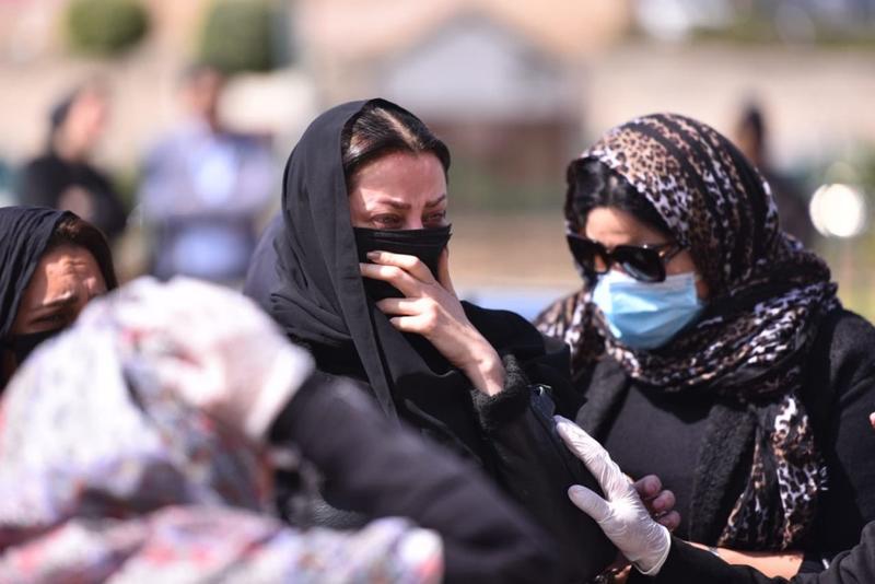 رضوى الشربيني تنهار من البكاء أثناء جنازة والدتها  ..  صور