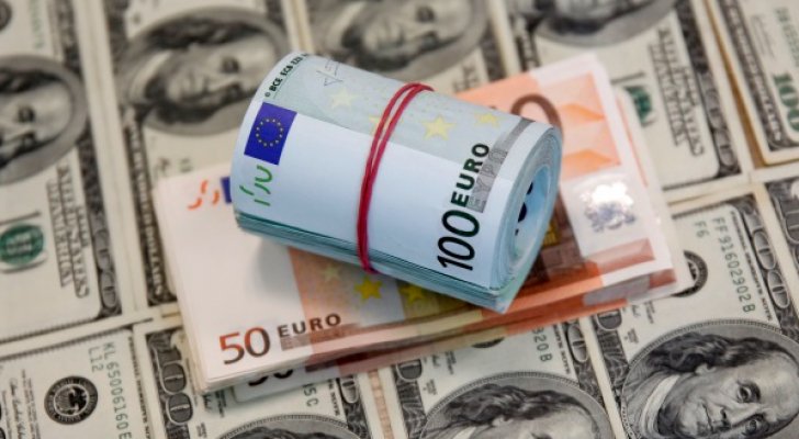  اليورو يقترب من مستوى التعادل مع الدولار 