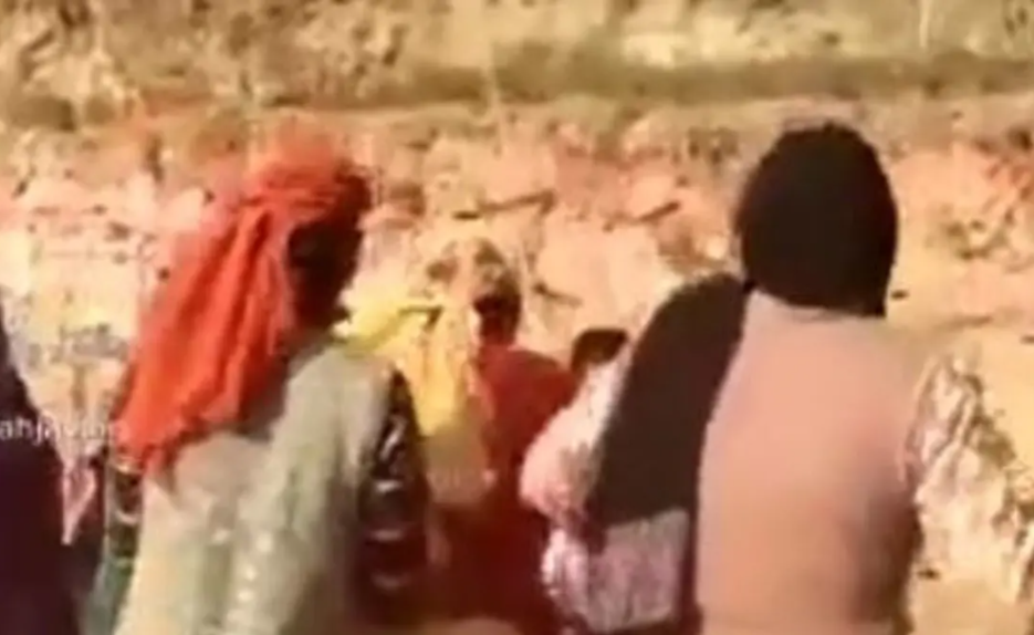 فيديو لا يصدق لنساء هاجمن رجلا بشراسة