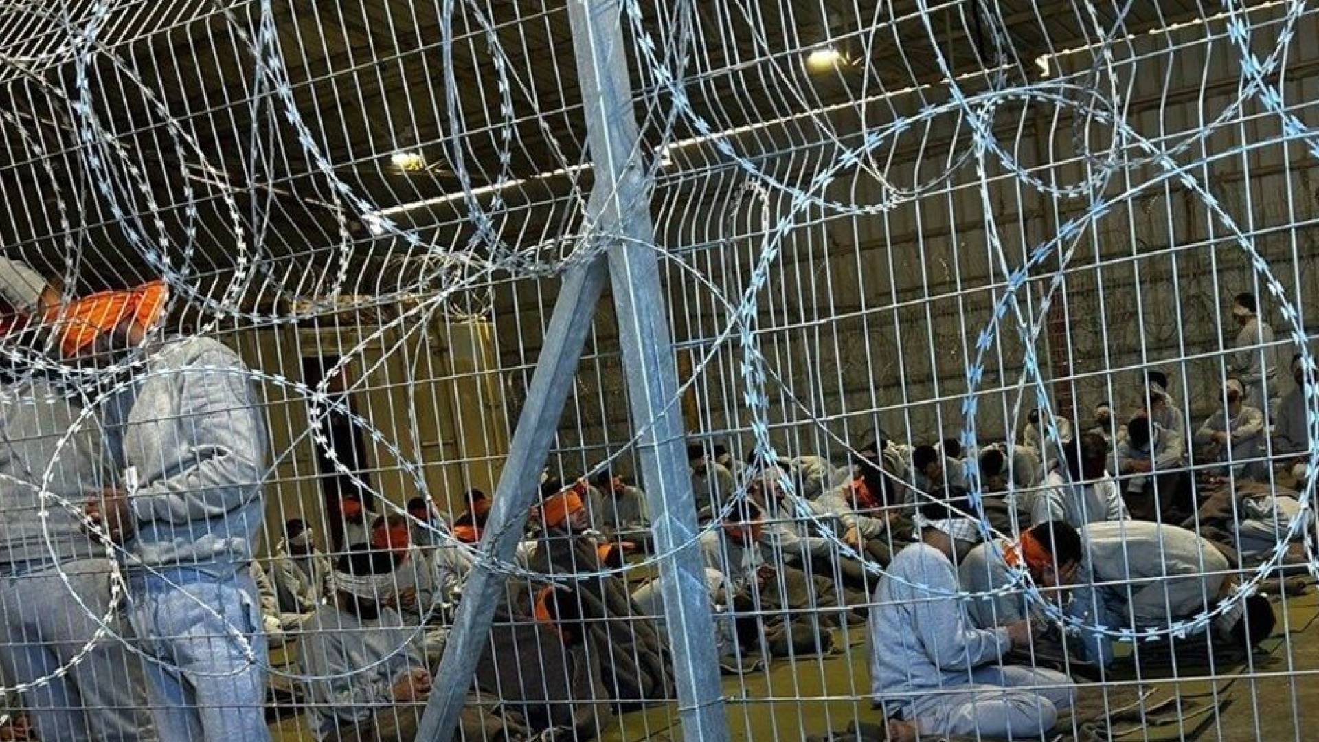 "أحذية السجانين في الصحون" ..  محررون يكشفون تفاصيل حرب التجويع والإذلال داخل سجون الاحتلال