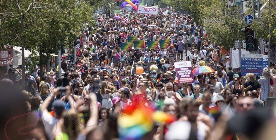 بالصور ..  اسرائيل : مشاركة 100 ألف شاذ فى مسيرة  " الفخر " للمثليين جنسيا !