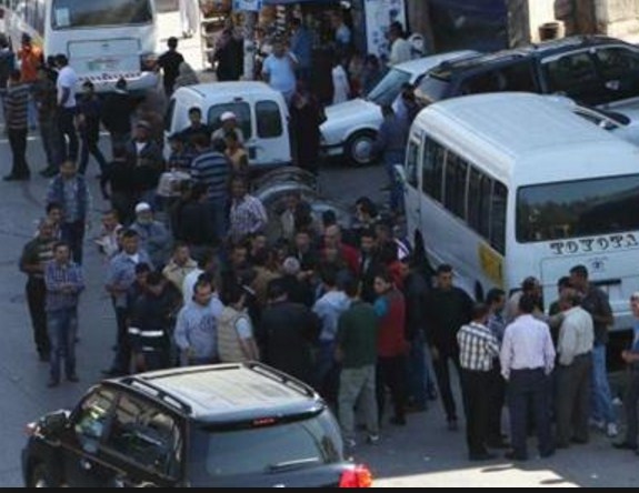 عمان : "كرسي" يتسبب بمشاجرة عنيفة بين شابين في حافلة  ..  والسائق يطردهما معاً