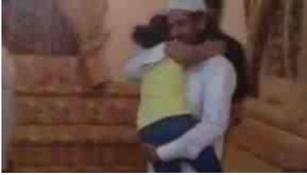 بالفيديو  ..  ردة فعل طفلة بعد ان شاهدت والدها ناجياً من القصاص