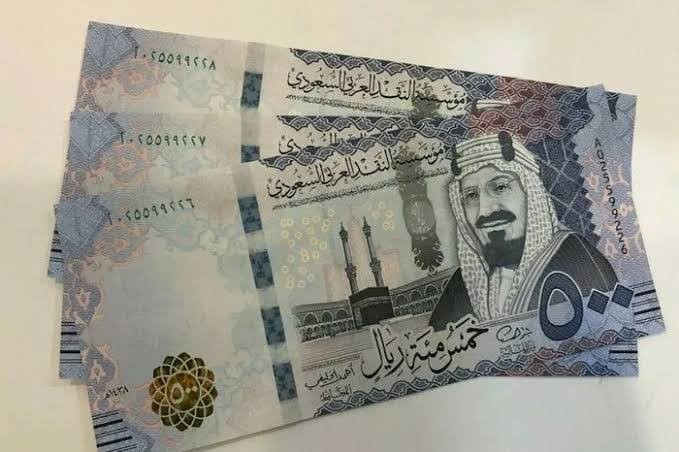 السعودية ..  الملك سلمان يوجه بزيادة رواتب الموظفين والمتقاعدين 500 ريال شهريا