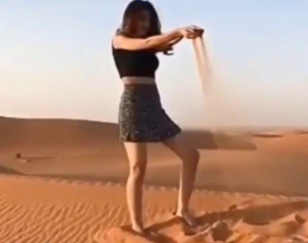  الفتاة السعودية “خلود مودل” تُثير داعية سعودي معروف  ..  وهكذا علّق على ملابسها الجرئية