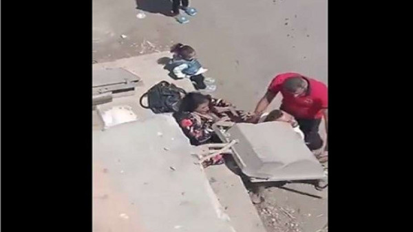 فيديو صادم  ..  رجل يبرح زوجته ضربًا أمام أطفاله