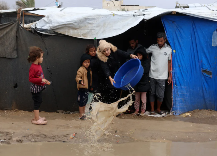 الأونروا: معاناة قاسية يعيشها أهالي غزة في ظل الأمطار وتعنت الاحتلال في إدخال المساعدات