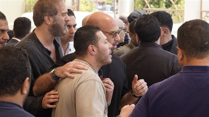 أبويا اللي كنت عليه مسنود ..  نجل هاني شاكر الوحيد يبكي بالدموع في وداع والده