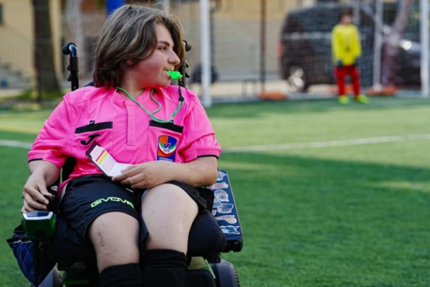 أول حكم يدير مباراة من على كرسي متحرك