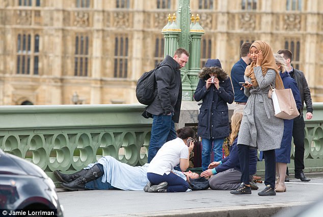 بسبب حجابها اتهموها بهجوم لندن ..  ومصور بريطاني يبرئها "تفاصيل"