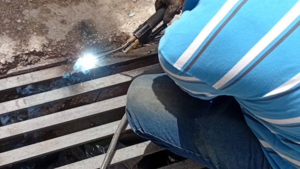 "أشغال لحام" ..  بلدية الزرقاء تتخذ إجراءات لمنع سرقة أغطية المناهل    