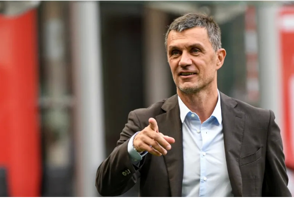 تجاهل رونالدو ..  مالديني يختار أعظم 3 لاعبين في التاريخ