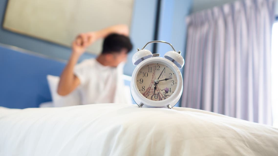 طبيبة توضح كيف يمكن الاستيقاظ من دون منبه