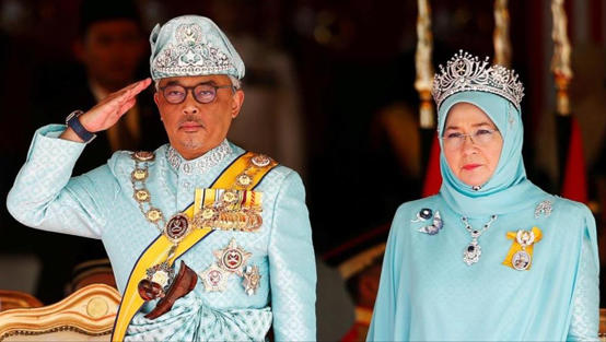 ملكة ماليزيا تطبخ لأطباء وممرضات يعالجون مرضى كورونا