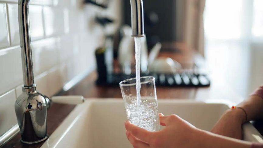 كيف يؤثر نقص السوائل في ارتفاع السكر بالدم؟