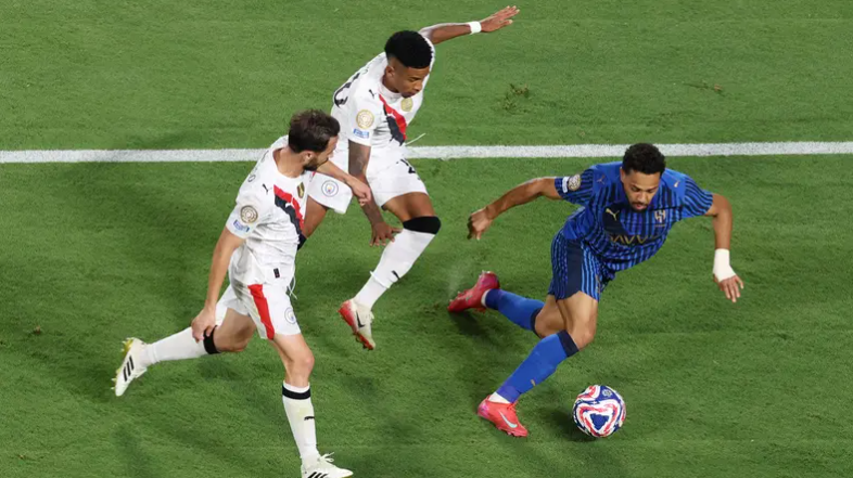 حارس مانشستر سيتي: نجونا من هزيمة "مذلة" أمام الهلال