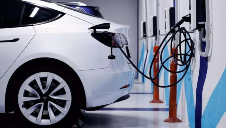 بيع 7 سيارات بنزين فقط في النرويج على مدار 2025 ..  رقم كاشف لمستقبل العالم