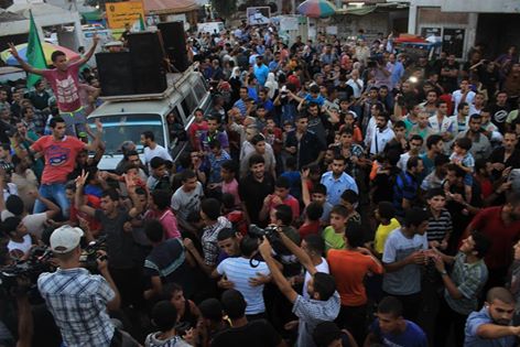 بالصور : تكبيرات وإطلاق نار في غزة إحتفالاً بإنتصار المقاومة
