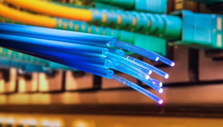 الإمارات الأولى عالمياً في نسبة الألياف الضوئية الموصولة للمنازل