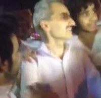 بالفيديو ..  شباب يلاحقون الوليد بن طلال على دراجته الهوائية ليغنوا له