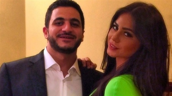 زوجة كريم السبكي تلقن راكب طائرة درسًا لهجومه على أفلام المخرج 