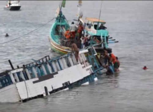 بالفيديو  ..  اللحظات الاخيرة قبل غرق السفينة التي تقل الاجئين السوريين