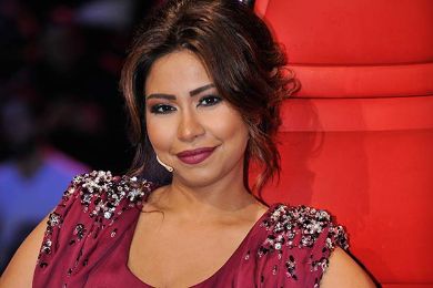 شيرين عبدالوهاب تواصل حركاتها الغريبة وتضغط على الزر الأحمر بحذائها ..  صور