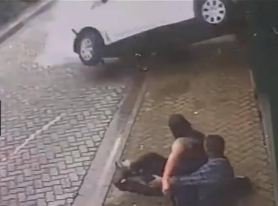 بالفيديو ..  لحظة انقاذ سيدة من موت محقق في احد الشوارع