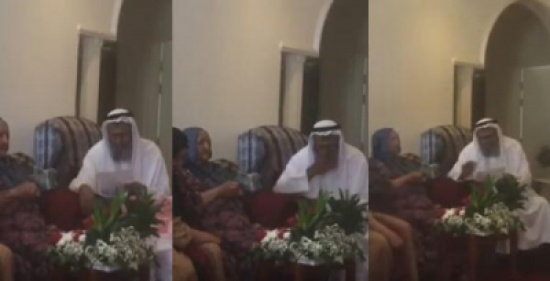 بالفيديو  .. سعودي يبكي وهو يقدم هدية لزوجته بمناسبة مرور 59 سنة على زواجهم