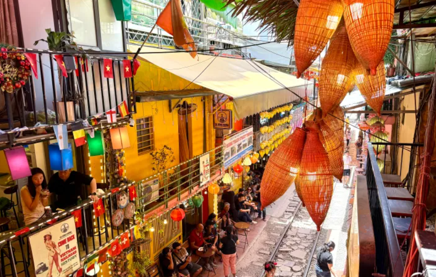 العصر الذهبي لفيتنام ..  لماذا تزدهر سياحتها بينما يعاني جيرانها؟