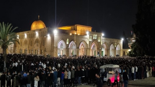 120 ألفا يؤدون صلاتي العشاء والتراويح في المسجد الأقصى