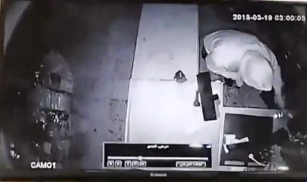 بالفيديو  ..  لص يخلع باب سوبر ماركت و يسرق محتوياتها في اربد و كاميرات المراقبة "ترصده"
