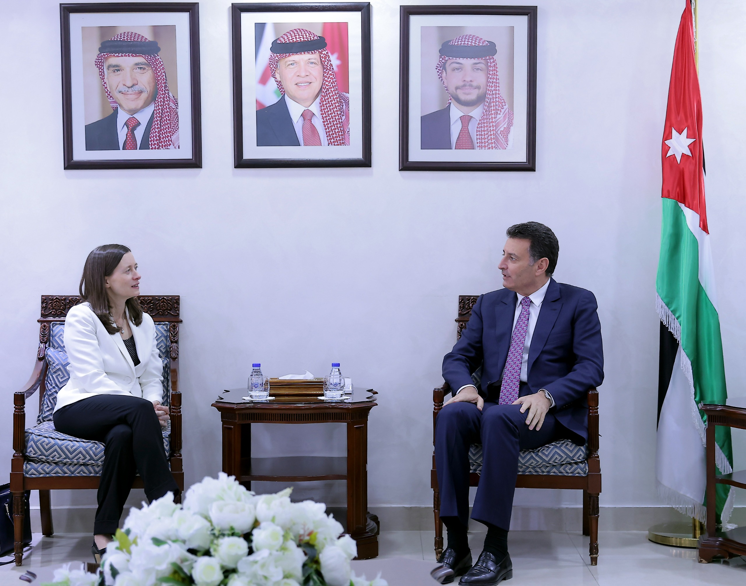 الصفدي والسفيرة البريطانية: الملك يجسد صوت الحكمة وعلى المجتمع الدولي إسناد جهوده لوقف الحرب