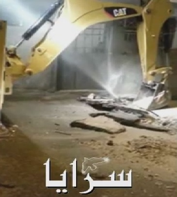 بالصور والفيديو  ..  إنفجار خط مياه يتسبب بغرق منزل مواطن في عرجان